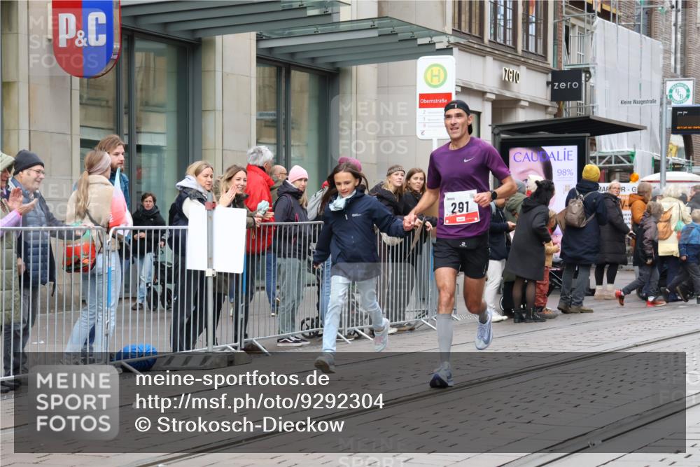 05.10.2025 - 20. swb-Marathon Bremen Strokosch-Dieckow http://msf.ph/oto/9292304 05.10.2025 12:41:45 Ziel 291, 583, 1024, 1143, 1363, 7751, 291, 583, 1024, 1143, 1363, 7751 meine-sportfotos.de
