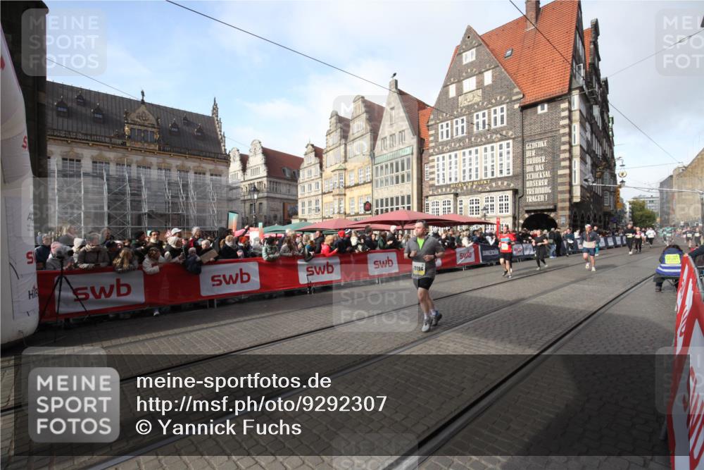 05.10.2025 - 20. swb-Marathon Bremen Yannick Fuchs http://msf.ph/oto/9292307 05.10.2025 10:56:24 Ziel 10028, 10191, 10196, 10424, 10590, 11554, 11662 meine-sportfotos.de