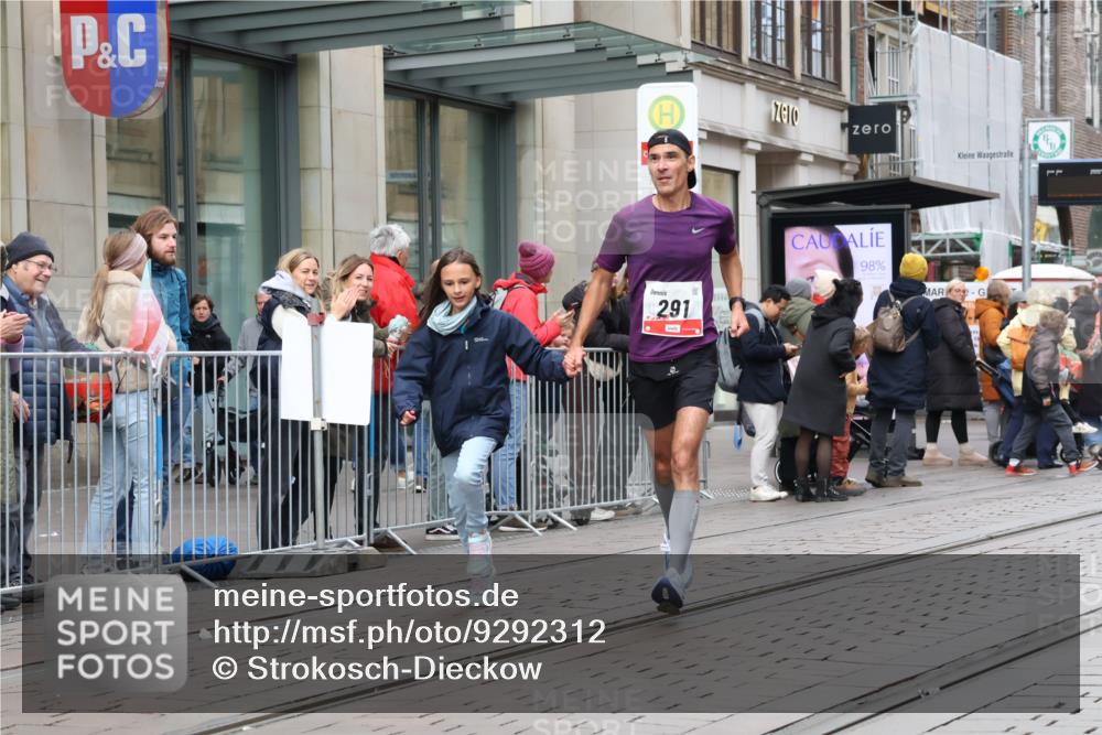 05.10.2025 - 20. swb-Marathon Bremen Strokosch-Dieckow http://msf.ph/oto/9292312 05.10.2025 12:41:46 Ziel 291, 583, 1024, 1143, 1363, 7751, 291, 583, 1024, 1143, 1363, 7751 meine-sportfotos.de