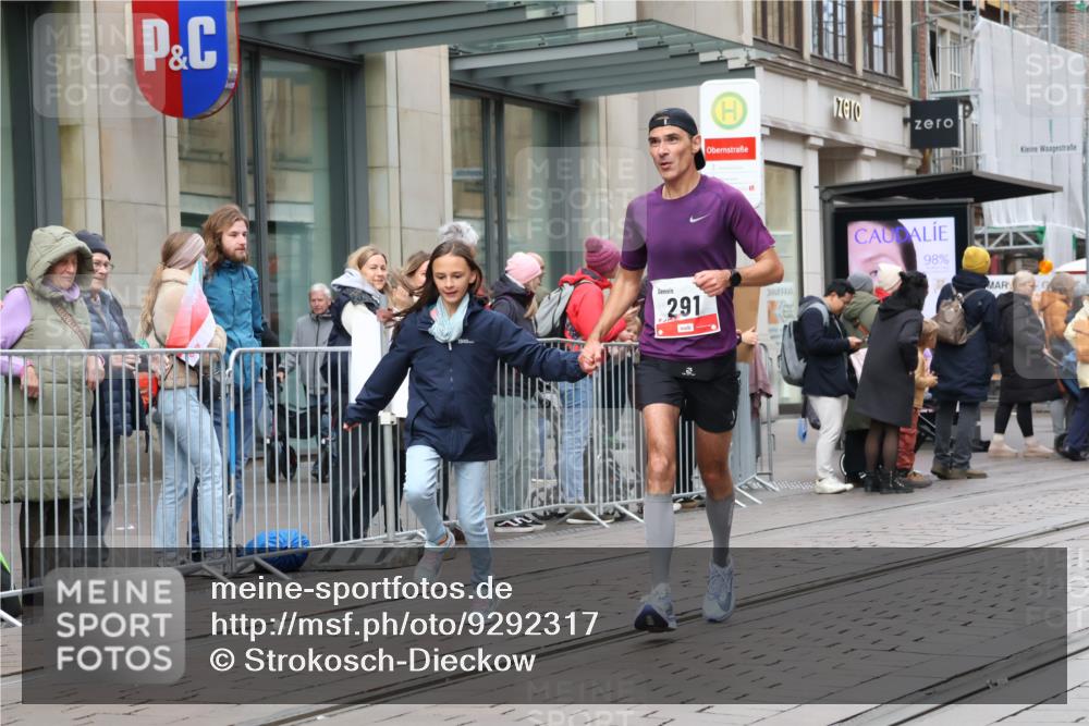 05.10.2025 - 20. swb-Marathon Bremen Strokosch-Dieckow http://msf.ph/oto/9292317 05.10.2025 12:41:46 Ziel 291, 583, 1024, 1143, 1363, 7751, 291, 583, 1024, 1143, 1363, 7751 meine-sportfotos.de