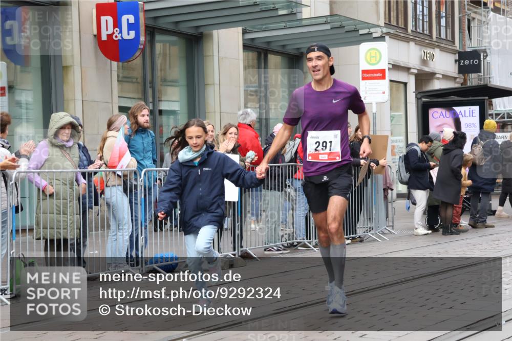 05.10.2025 - 20. swb-Marathon Bremen Strokosch-Dieckow http://msf.ph/oto/9292324 05.10.2025 12:41:46 Ziel 291, 583, 1024, 1143, 1363, 7751, 291, 583, 1024, 1143, 1363, 7751 meine-sportfotos.de