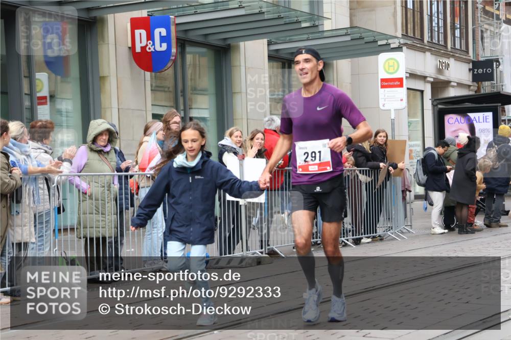 05.10.2025 - 20. swb-Marathon Bremen Strokosch-Dieckow http://msf.ph/oto/9292333 05.10.2025 12:41:47 Ziel 291, 583, 1024, 1143, 1363, 7751, 291, 583, 1024, 1143, 1363, 7751 meine-sportfotos.de