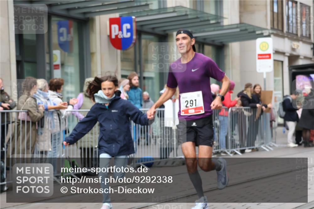 05.10.2025 - 20. swb-Marathon Bremen Strokosch-Dieckow http://msf.ph/oto/9292338 05.10.2025 12:41:47 Ziel 291, 583, 1024, 1143, 1363, 7751, 291, 583, 1024, 1143, 1363, 7751 meine-sportfotos.de