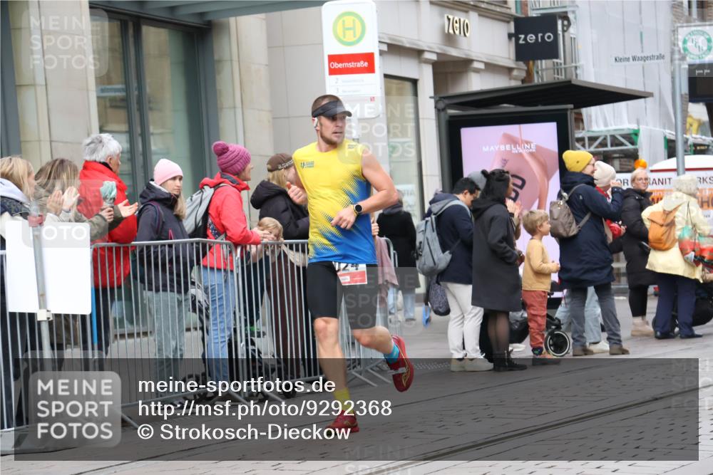 05.10.2025 - 20. swb-Marathon Bremen Strokosch-Dieckow http://msf.ph/oto/9292368 05.10.2025 12:42:00 Ziel 456, 1024, 1363, 1921, 7751, 456, 1024, 1363, 1921, 7751 meine-sportfotos.de