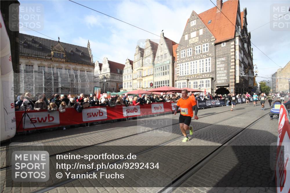 05.10.2025 - 20. swb-Marathon Bremen Yannick Fuchs http://msf.ph/oto/9292434 05.10.2025 10:57:04 Ziel 9451, 9937, 10069, 10867, 11168 meine-sportfotos.de
