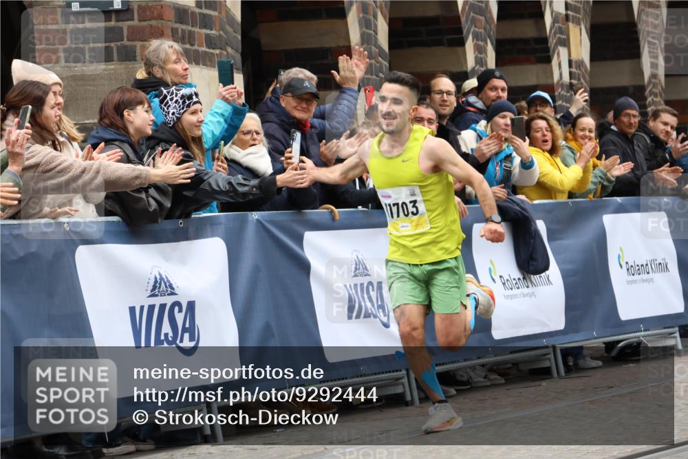 05.10.2025 - 20. swb-Marathon Bremen Strokosch-Dieckow http://msf.ph/oto/9292444 05.10.2025 12:04:37 Ziel 11703 meine-sportfotos.de