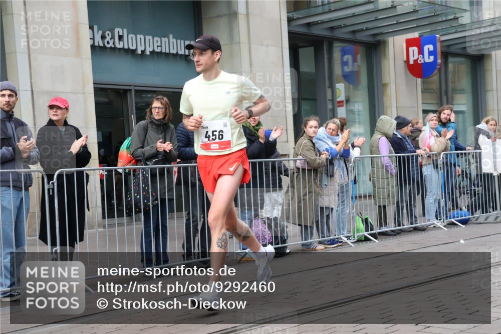 05.10.2025 - 20. swb-Marathon Bremen Strokosch-Dieckow http://msf.ph/oto/9292460 05.10.2025 12:42:05 Ziel 18, 456, 1024, 1117, 1363, 1921, 18, 456, 1024, 1117, 1363, 1921 meine-sportfotos.de