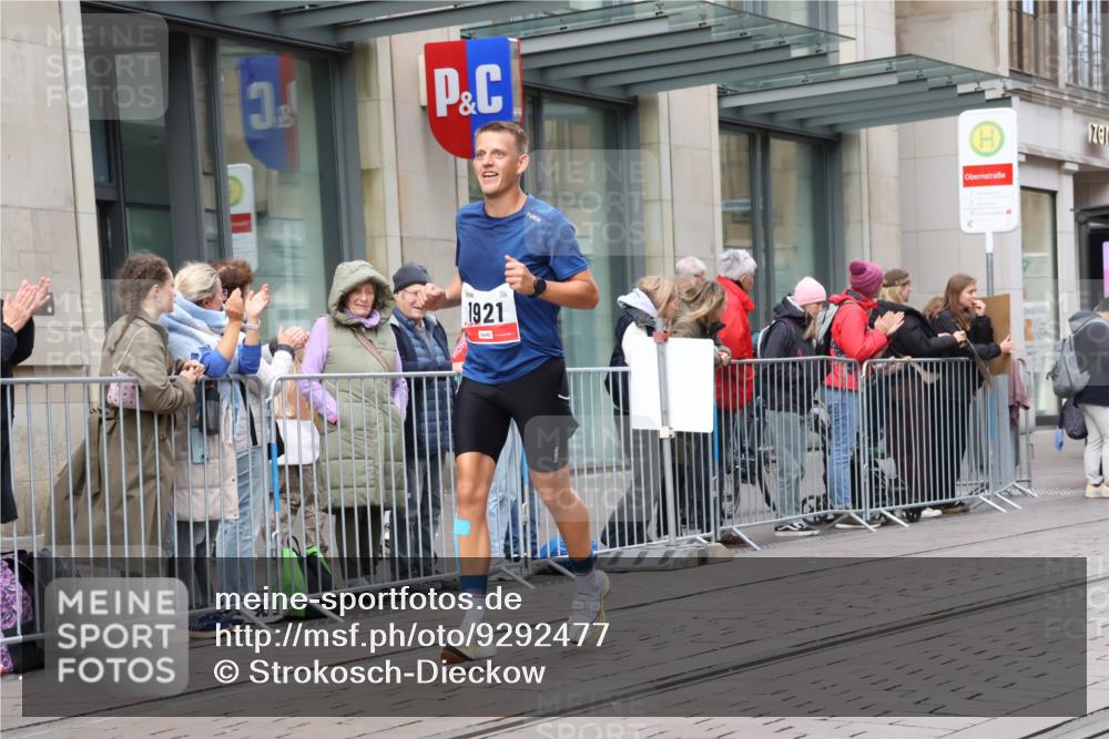 05.10.2025 - 20. swb-Marathon Bremen Strokosch-Dieckow http://msf.ph/oto/9292477 05.10.2025 12:42:08 Ziel 18, 456, 1024, 1117, 1363, 1921, 18, 456, 1024, 1117, 1363, 1921 meine-sportfotos.de