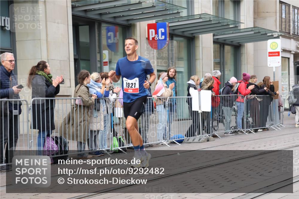 05.10.2025 - 20. swb-Marathon Bremen Strokosch-Dieckow http://msf.ph/oto/9292482 05.10.2025 12:42:09 Ziel 18, 456, 1024, 1117, 1921, 18, 456, 1024, 1117, 1921 meine-sportfotos.de