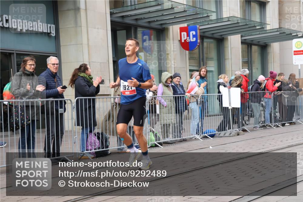 05.10.2025 - 20. swb-Marathon Bremen Strokosch-Dieckow http://msf.ph/oto/9292489 05.10.2025 12:42:09 Ziel 18, 456, 1024, 1117, 1921, 18, 456, 1024, 1117, 1921 meine-sportfotos.de