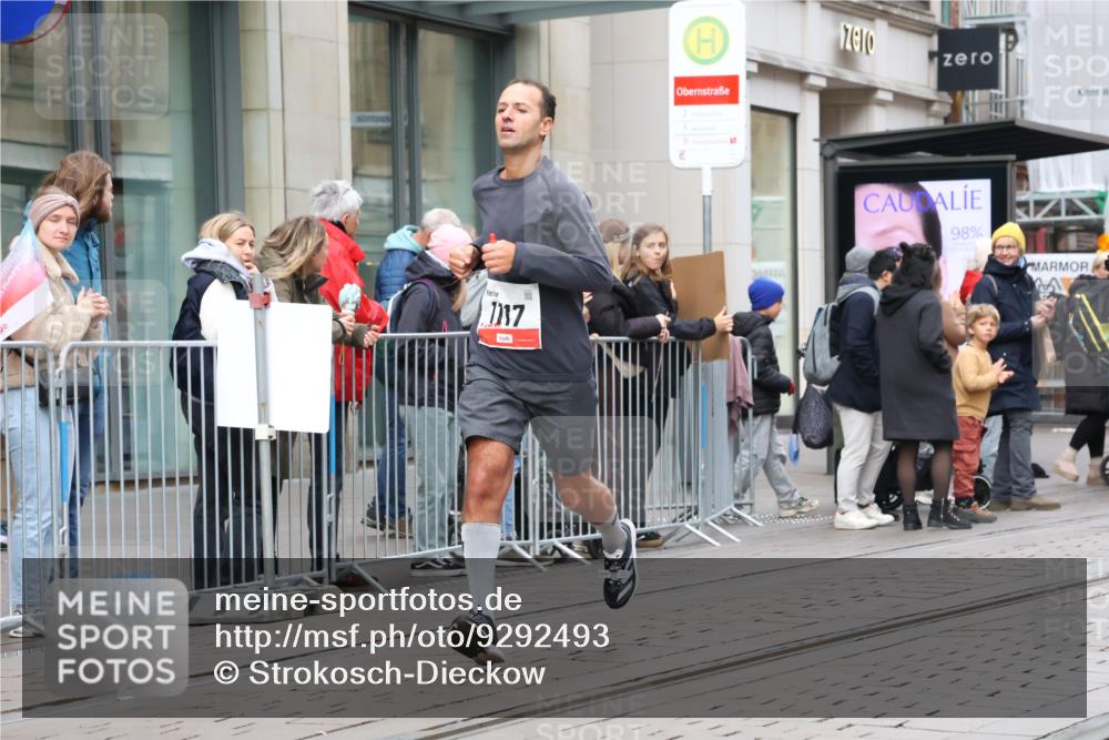 05.10.2025 - 20. swb-Marathon Bremen Strokosch-Dieckow http://msf.ph/oto/9292493 05.10.2025 12:42:21 Ziel 18, 1117, 1162, 18, 1117, 1162 meine-sportfotos.de