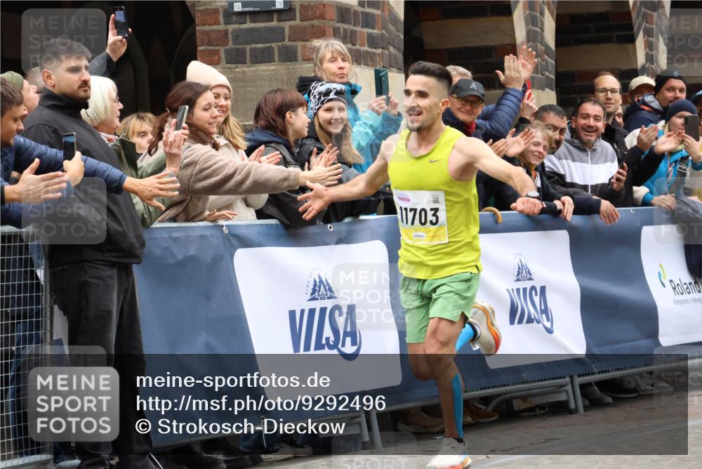 05.10.2025 - 20. swb-Marathon Bremen Strokosch-Dieckow http://msf.ph/oto/9292496 05.10.2025 12:04:37 Ziel 11703 meine-sportfotos.de