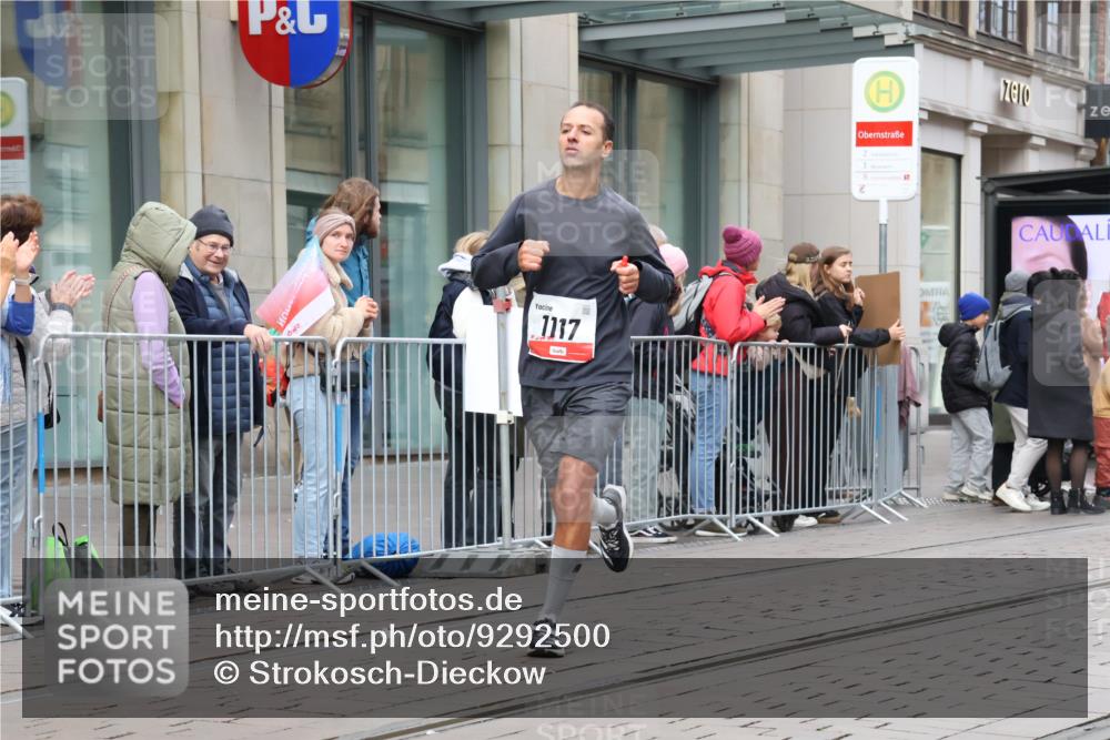 05.10.2025 - 20. swb-Marathon Bremen Strokosch-Dieckow http://msf.ph/oto/9292500 05.10.2025 12:42:21 Ziel 18, 1117, 1162, 18, 1117, 1162 meine-sportfotos.de