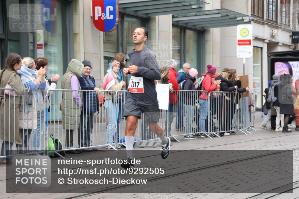 05.10.2025 - 20. swb-Marathon Bremen Strokosch-Dieckow http://msf.ph/oto/9292505 05.10.2025 12:42:22 Ziel 18, 1117, 1162, 18, 1117, 1162 meine-sportfotos.de