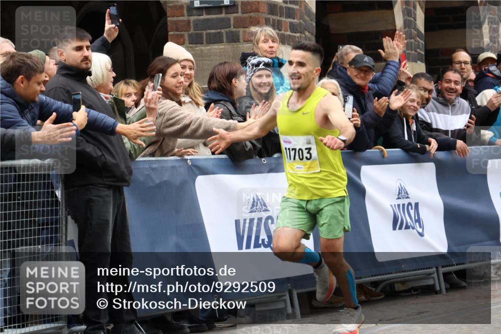 05.10.2025 - 20. swb-Marathon Bremen Strokosch-Dieckow http://msf.ph/oto/9292509 05.10.2025 12:04:38 Ziel 11703 meine-sportfotos.de