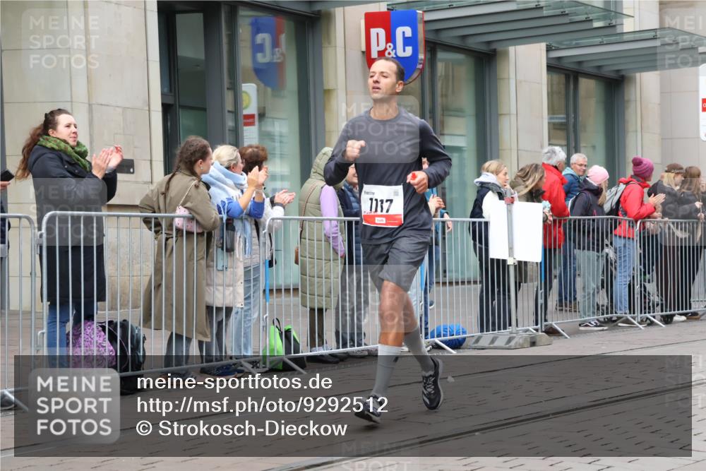 05.10.2025 - 20. swb-Marathon Bremen Strokosch-Dieckow http://msf.ph/oto/9292512 05.10.2025 12:42:22 Ziel 18, 1117, 1162, 18, 1117, 1162 meine-sportfotos.de