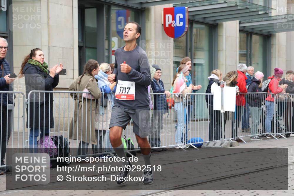 05.10.2025 - 20. swb-Marathon Bremen Strokosch-Dieckow http://msf.ph/oto/9292518 05.10.2025 12:42:22 Ziel 18, 1117, 1162, 18, 1117, 1162 meine-sportfotos.de