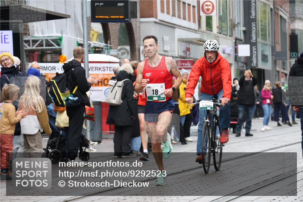 05.10.2025 - 20. swb-Marathon Bremen Strokosch-Dieckow http://msf.ph/oto/9292523 05.10.2025 12:42:25 Ziel 18, 1117, 1162, 18, 1117, 1162 meine-sportfotos.de