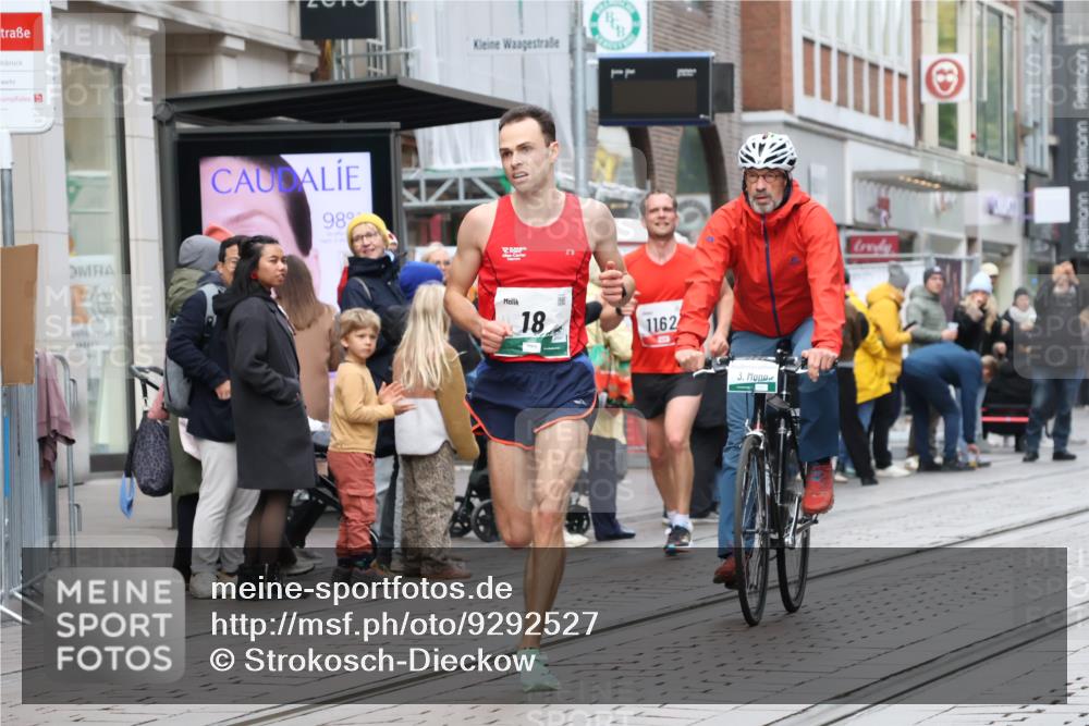 05.10.2025 - 20. swb-Marathon Bremen Strokosch-Dieckow http://msf.ph/oto/9292527 05.10.2025 12:42:26 Ziel 18, 1117, 1162, 18, 1117, 1162 meine-sportfotos.de