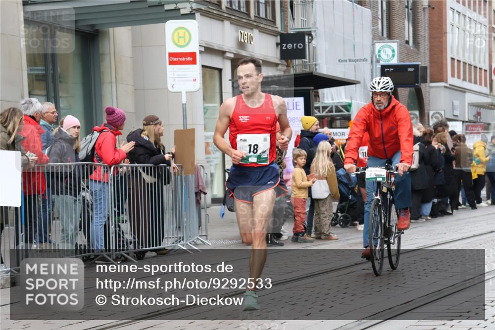 05.10.2025 - 20. swb-Marathon Bremen Strokosch-Dieckow http://msf.ph/oto/9292533 05.10.2025 12:42:26 Ziel 18, 1117, 1162, 18, 1117, 1162 meine-sportfotos.de
