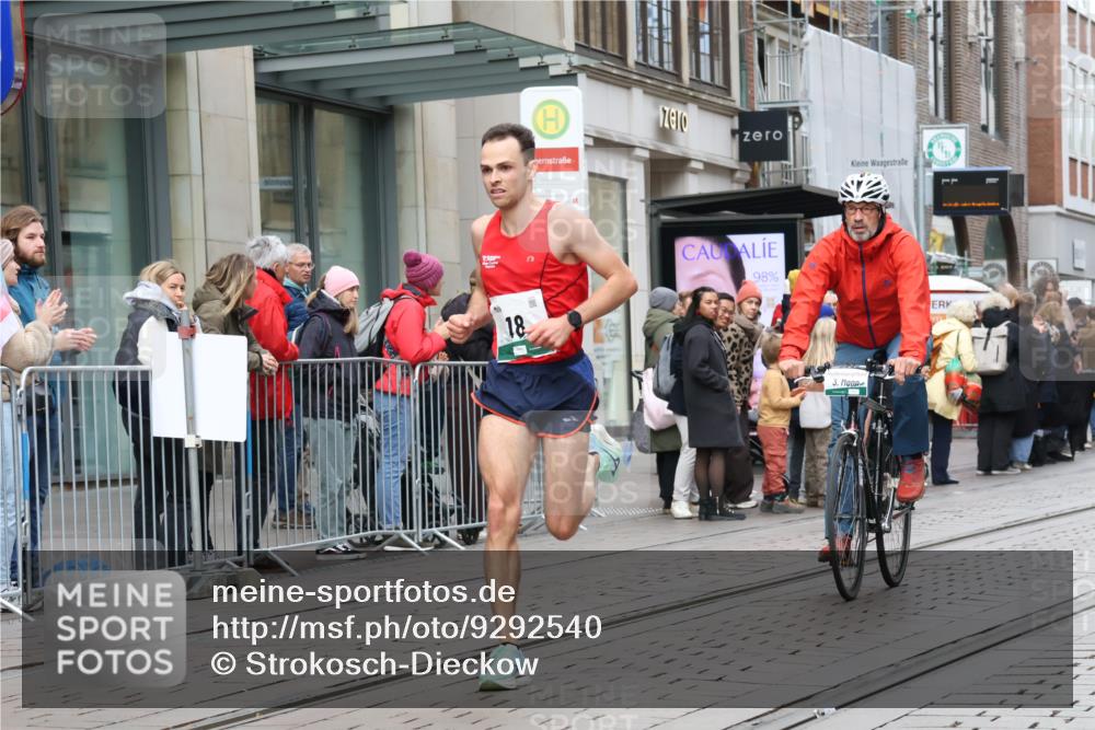 05.10.2025 - 20. swb-Marathon Bremen Strokosch-Dieckow http://msf.ph/oto/9292540 05.10.2025 12:42:27 Ziel 18, 1117, 1162, 18, 1117, 1162 meine-sportfotos.de