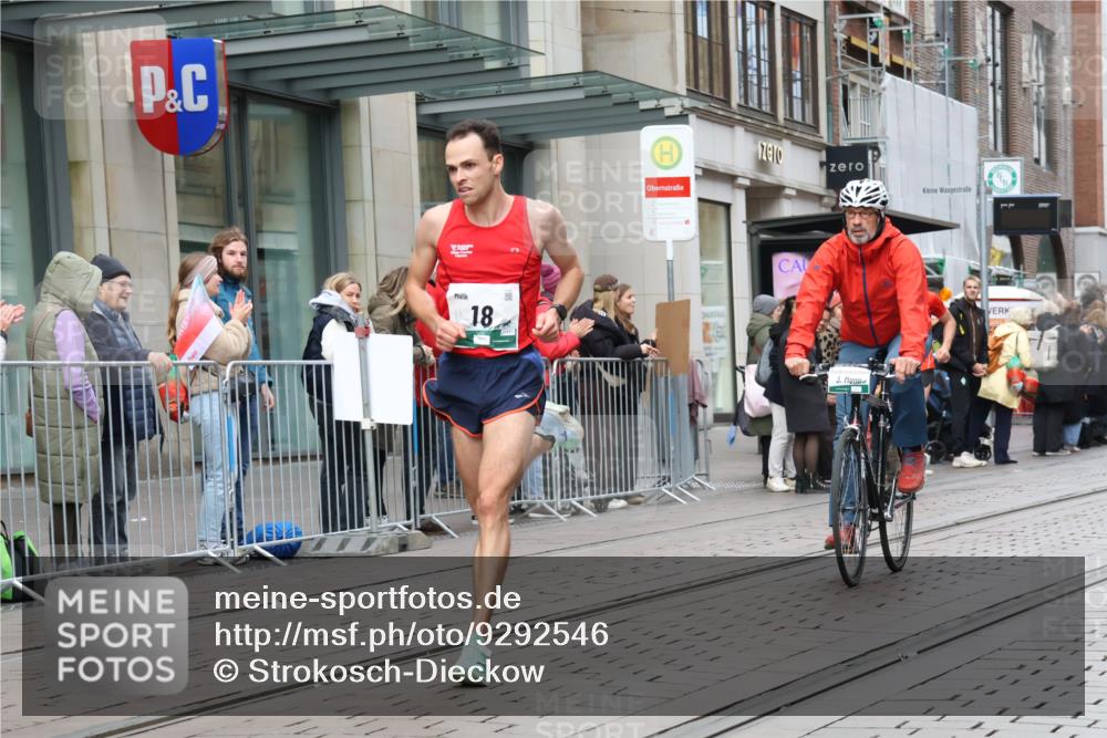 05.10.2025 - 20. swb-Marathon Bremen Strokosch-Dieckow http://msf.ph/oto/9292546 05.10.2025 12:42:27 Ziel 18, 1117, 1162, 18, 1117, 1162 meine-sportfotos.de