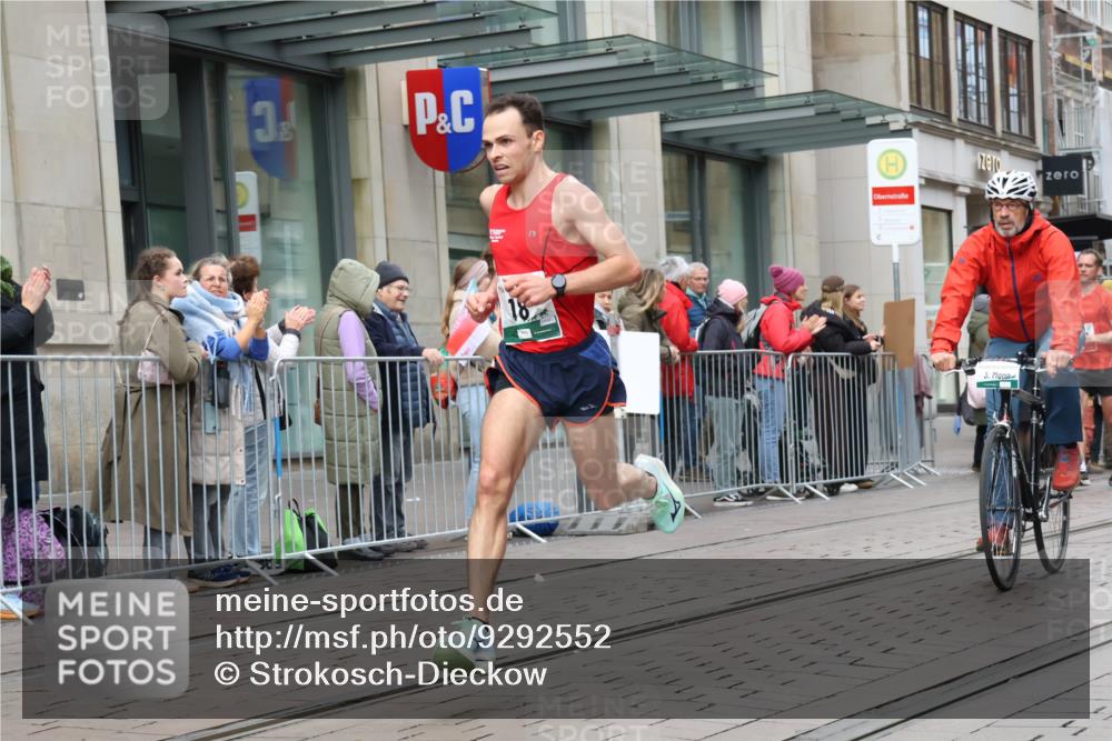 05.10.2025 - 20. swb-Marathon Bremen Strokosch-Dieckow http://msf.ph/oto/9292552 05.10.2025 12:42:27 Ziel 18, 1117, 1162, 18, 1117, 1162 meine-sportfotos.de