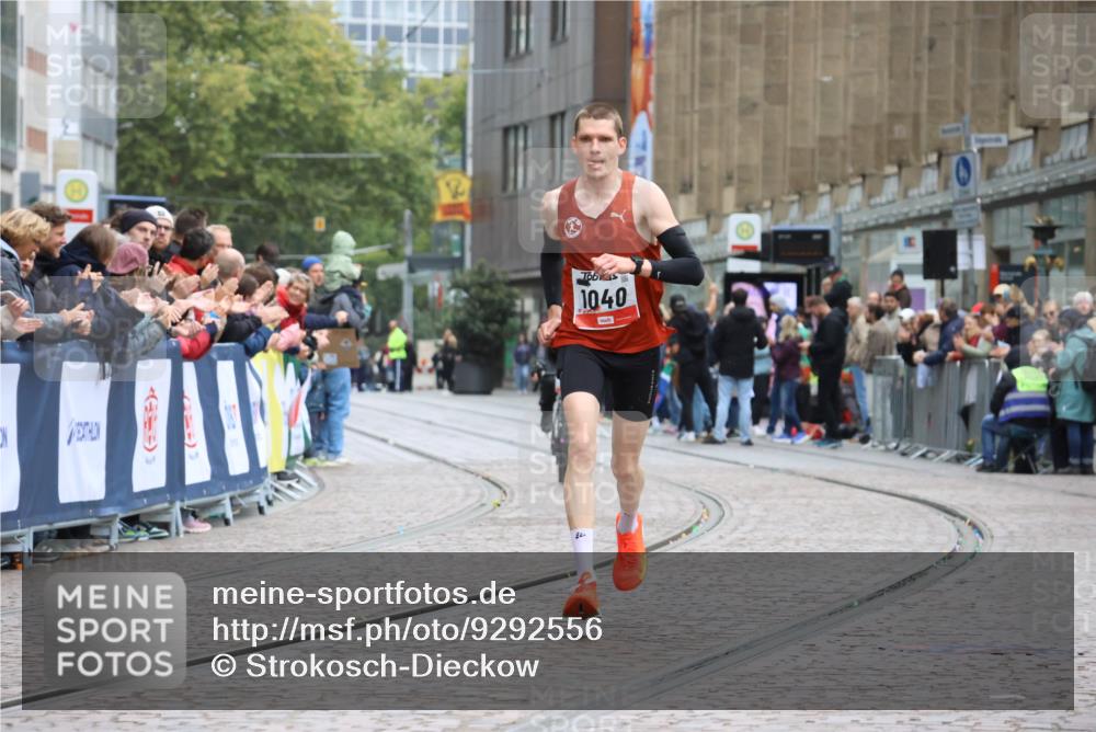 05.10.2025 - 20. swb-Marathon Bremen Strokosch-Dieckow http://msf.ph/oto/9292556 05.10.2025 12:06:25 Ziel 1040 meine-sportfotos.de