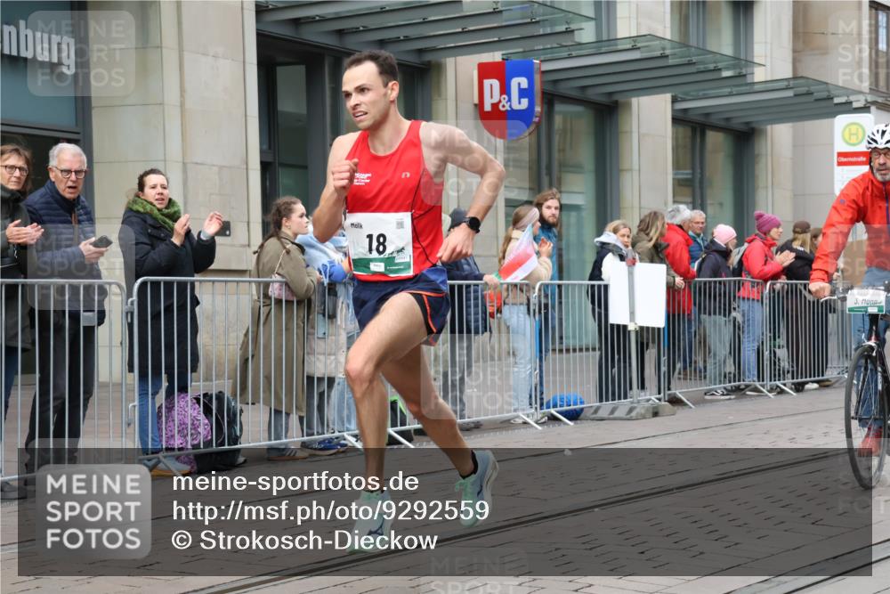 05.10.2025 - 20. swb-Marathon Bremen Strokosch-Dieckow http://msf.ph/oto/9292559 05.10.2025 12:42:28 Ziel 18, 1162, 18, 1162 meine-sportfotos.de