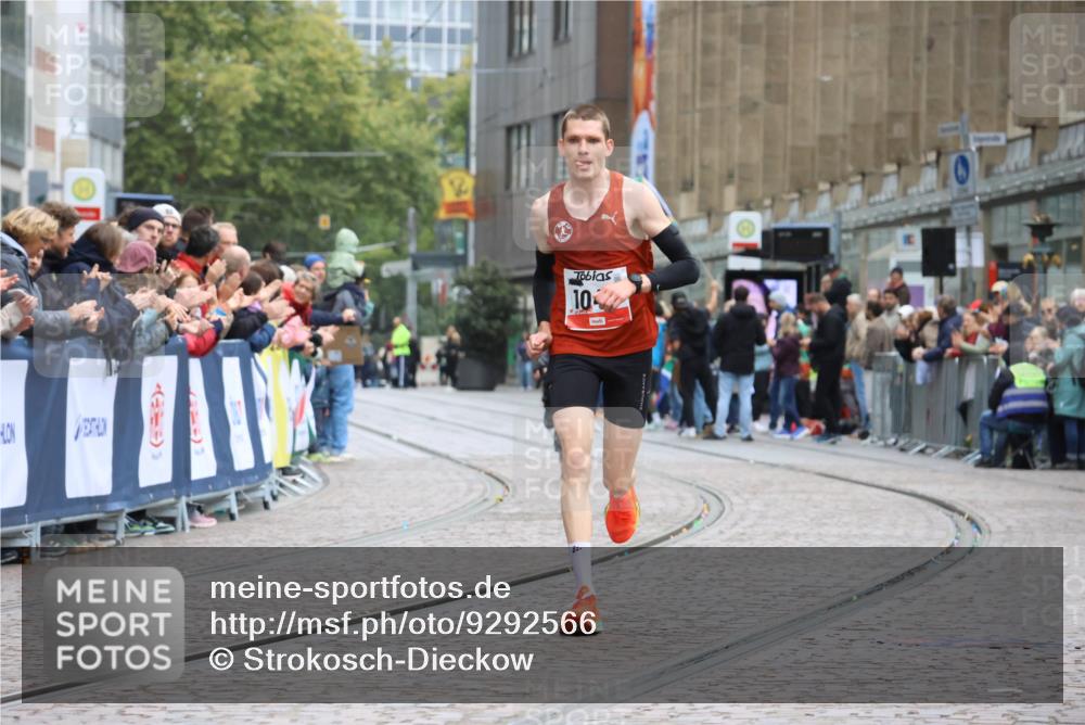 05.10.2025 - 20. swb-Marathon Bremen Strokosch-Dieckow http://msf.ph/oto/9292566 05.10.2025 12:06:25 Ziel 1040 meine-sportfotos.de