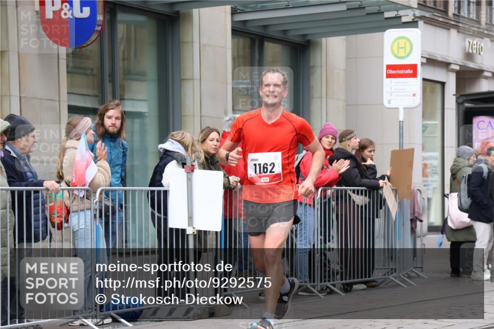 05.10.2025 - 20. swb-Marathon Bremen Strokosch-Dieckow http://msf.ph/oto/9292575 05.10.2025 12:42:30 Ziel 1162, 1162 meine-sportfotos.de