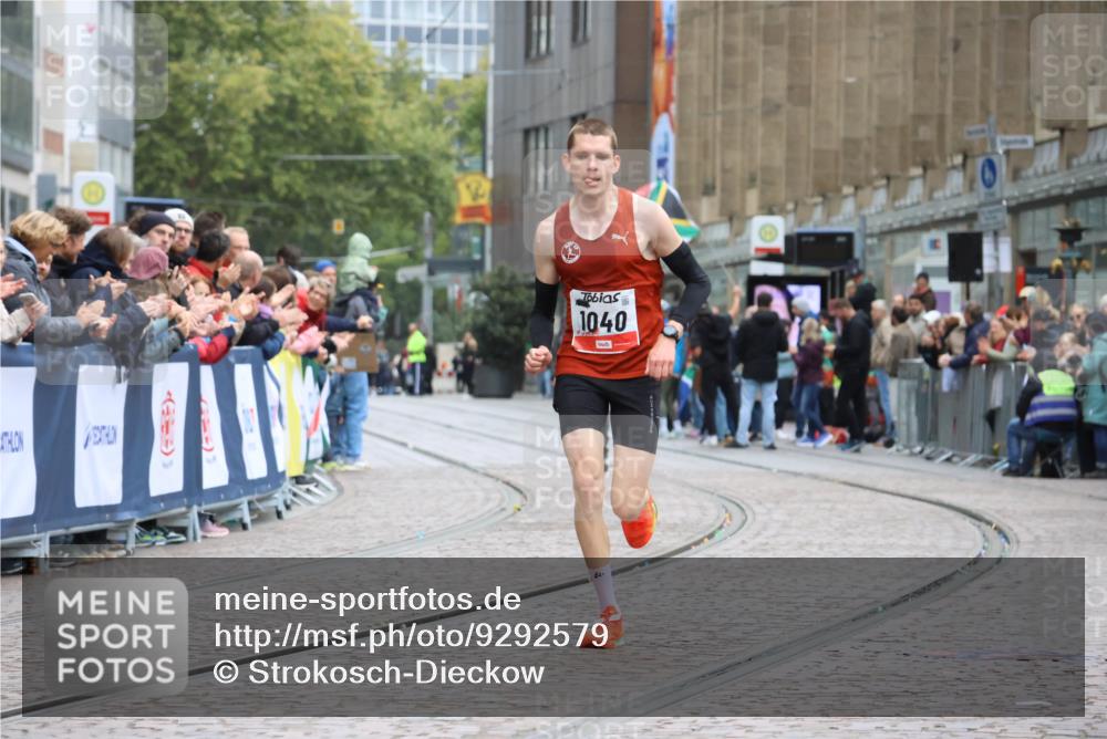 05.10.2025 - 20. swb-Marathon Bremen Strokosch-Dieckow http://msf.ph/oto/9292579 05.10.2025 12:06:25 Ziel 1040 meine-sportfotos.de
