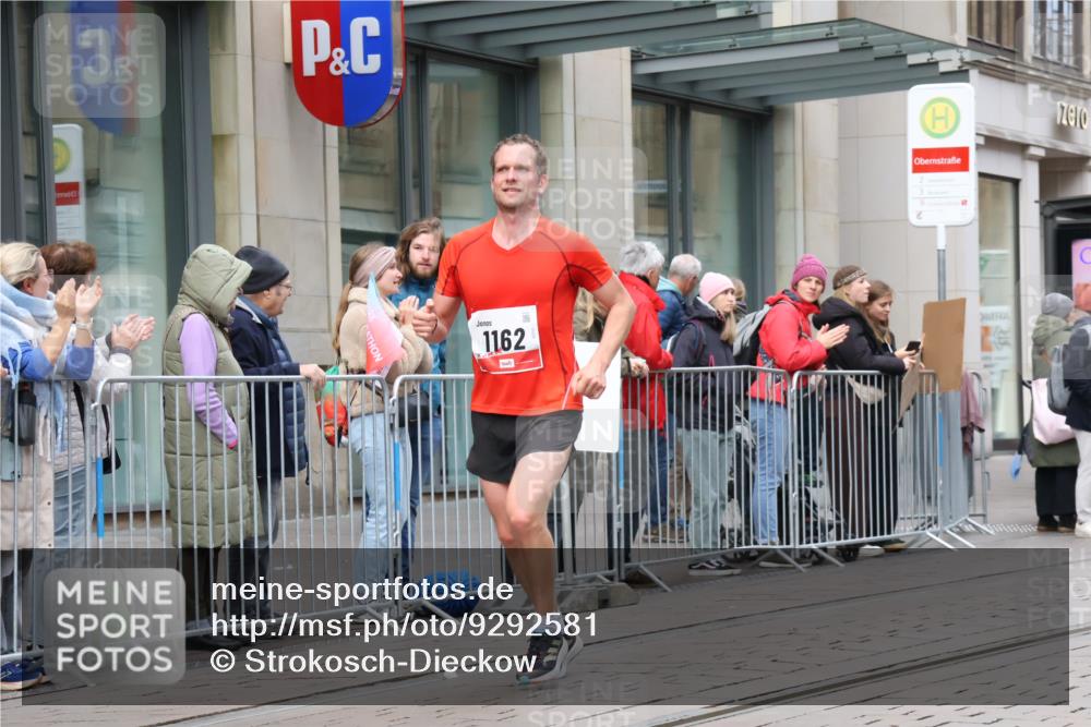 05.10.2025 - 20. swb-Marathon Bremen Strokosch-Dieckow http://msf.ph/oto/9292581 05.10.2025 12:42:30 Ziel 1162, 1162 meine-sportfotos.de