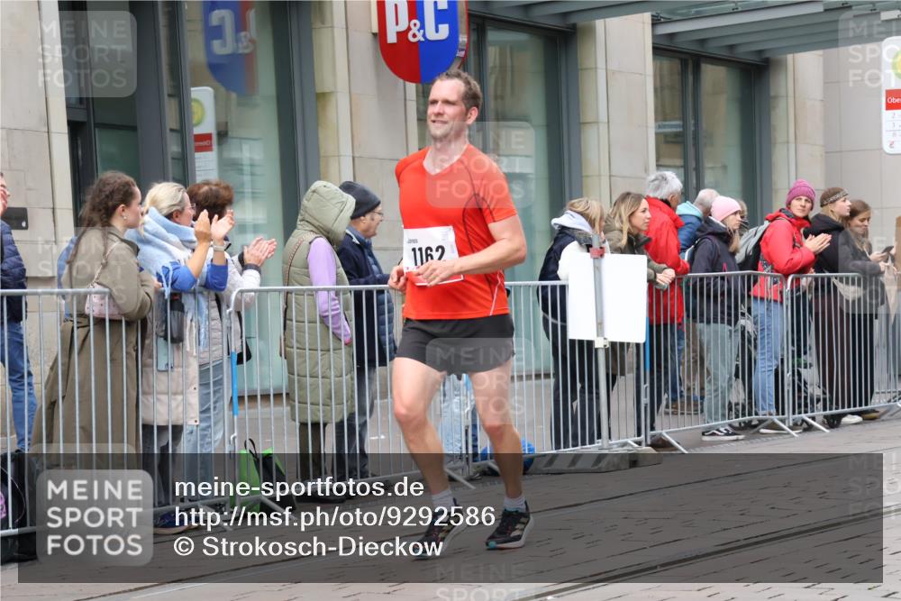 05.10.2025 - 20. swb-Marathon Bremen Strokosch-Dieckow http://msf.ph/oto/9292586 05.10.2025 12:42:31 Ziel 1162, 1162 meine-sportfotos.de