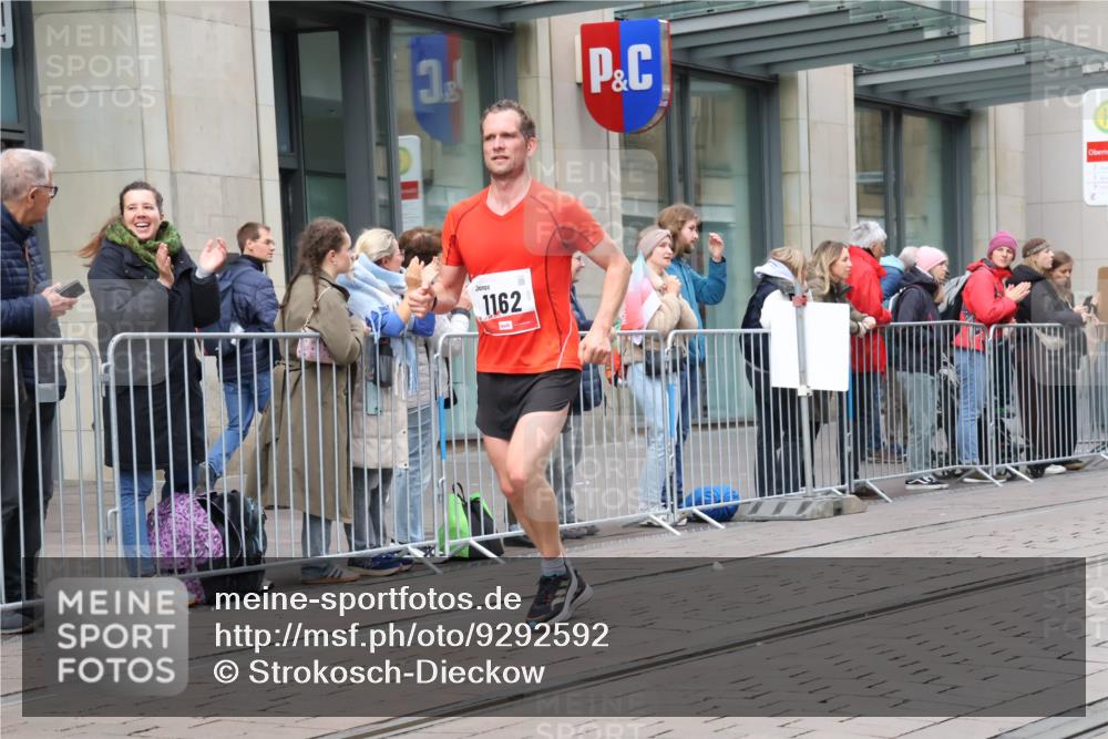 05.10.2025 - 20. swb-Marathon Bremen Strokosch-Dieckow http://msf.ph/oto/9292592 05.10.2025 12:42:31 Ziel 1162, 1162 meine-sportfotos.de
