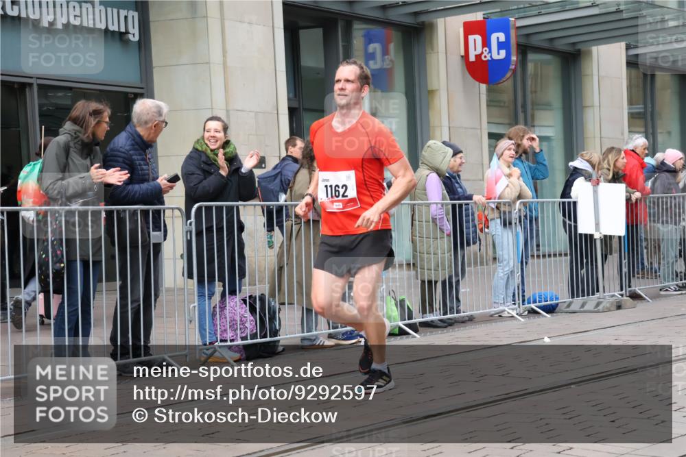 05.10.2025 - 20. swb-Marathon Bremen Strokosch-Dieckow http://msf.ph/oto/9292597 05.10.2025 12:42:31 Ziel 1162, 1162 meine-sportfotos.de