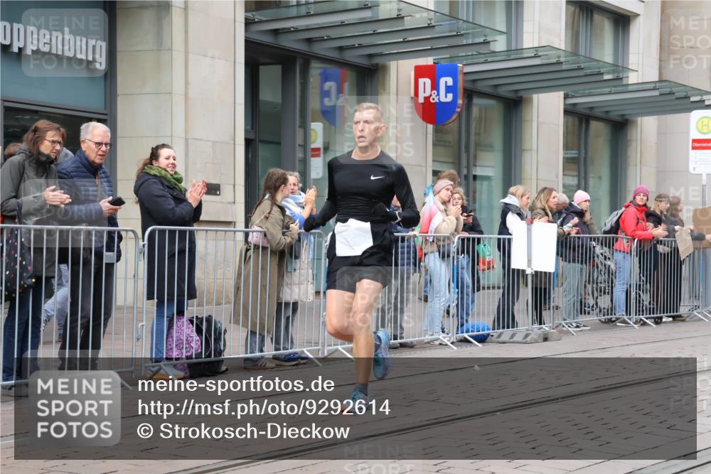 05.10.2025 - 20. swb-Marathon Bremen Strokosch-Dieckow http://msf.ph/oto/9292614 05.10.2025 12:42:58 Ziel 153, 303, 1068, 1459, 1643, 153, 303, 1068, 1459, 1643 meine-sportfotos.de