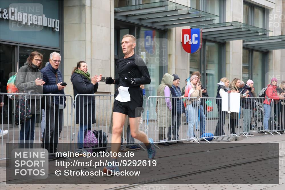 05.10.2025 - 20. swb-Marathon Bremen Strokosch-Dieckow http://msf.ph/oto/9292619 05.10.2025 12:42:58 Ziel 153, 303, 1068, 1459, 1643, 153, 303, 1068, 1459, 1643 meine-sportfotos.de