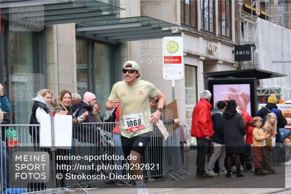 05.10.2025 - 20. swb-Marathon Bremen Strokosch-Dieckow http://msf.ph/oto/9292621 05.10.2025 12:42:59 Ziel 153, 303, 1068, 1459, 1643, 153, 303, 1068, 1459, 1643 meine-sportfotos.de