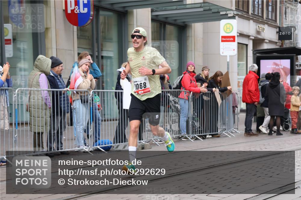 05.10.2025 - 20. swb-Marathon Bremen Strokosch-Dieckow http://msf.ph/oto/9292629 05.10.2025 12:42:59 Ziel 153, 303, 1068, 1459, 1643, 153, 303, 1068, 1459, 1643 meine-sportfotos.de