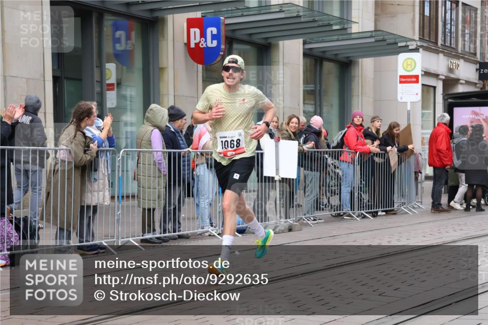 05.10.2025 - 20. swb-Marathon Bremen Strokosch-Dieckow http://msf.ph/oto/9292635 05.10.2025 12:42:59 Ziel 153, 303, 1068, 1459, 1643, 153, 303, 1068, 1459, 1643 meine-sportfotos.de