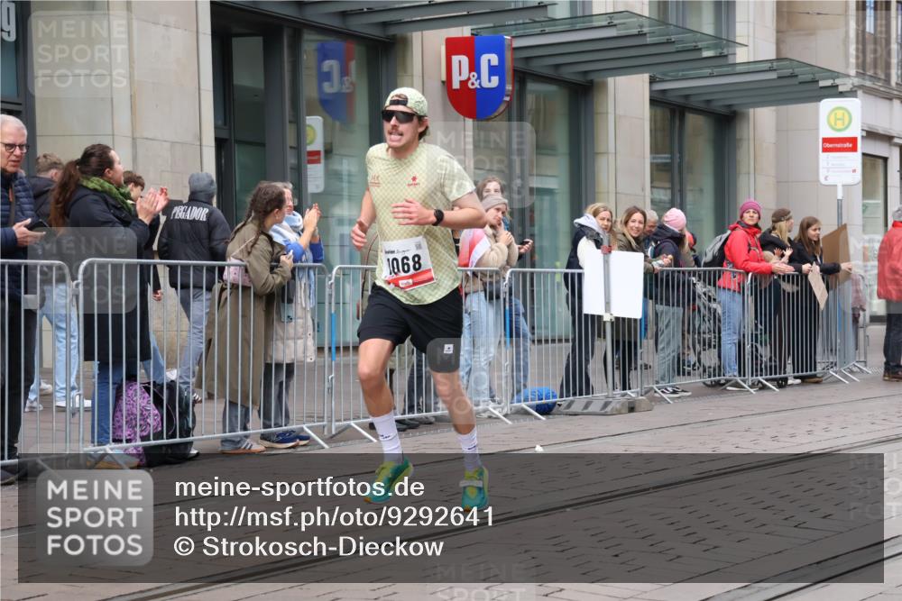 05.10.2025 - 20. swb-Marathon Bremen Strokosch-Dieckow http://msf.ph/oto/9292641 05.10.2025 12:43:00 Ziel 153, 303, 1068, 1289, 1459, 1643, 153, 303, 1068, 1289, 1459, 1643 meine-sportfotos.de