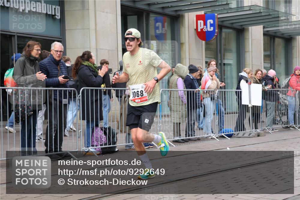 05.10.2025 - 20. swb-Marathon Bremen Strokosch-Dieckow http://msf.ph/oto/9292649 05.10.2025 12:43:00 Ziel 153, 303, 1068, 1289, 1459, 1643, 153, 303, 1068, 1289, 1459, 1643 meine-sportfotos.de