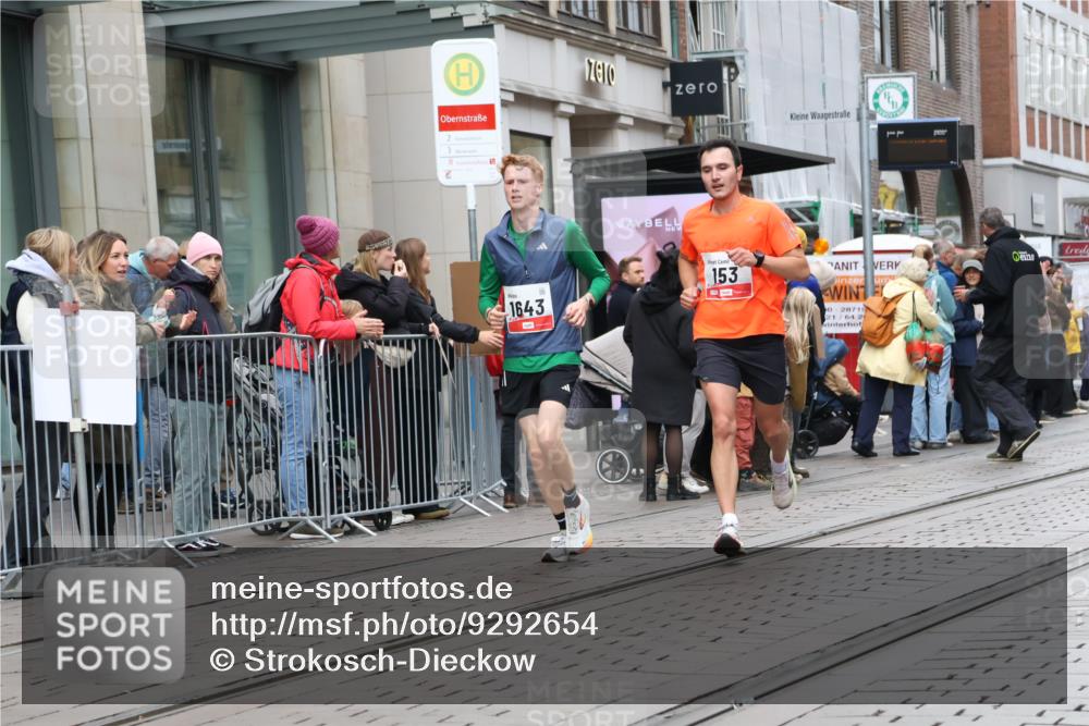05.10.2025 - 20. swb-Marathon Bremen Strokosch-Dieckow http://msf.ph/oto/9292654 05.10.2025 12:43:07 Ziel 153, 303, 923, 1077, 1289, 1643, 153, 303, 923, 1077, 1289, 1643 meine-sportfotos.de