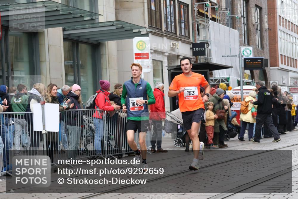 05.10.2025 - 20. swb-Marathon Bremen Strokosch-Dieckow http://msf.ph/oto/9292659 05.10.2025 12:43:08 Ziel 153, 303, 923, 1077, 1289, 1643, 153, 303, 923, 1077, 1289, 1643 meine-sportfotos.de