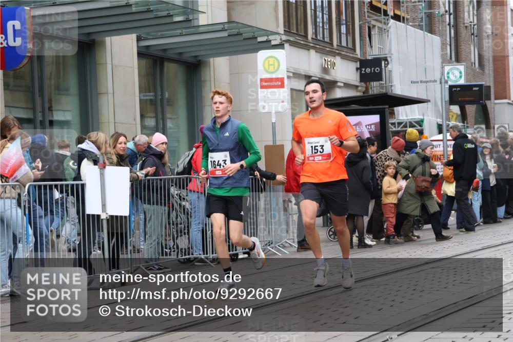 05.10.2025 - 20. swb-Marathon Bremen Strokosch-Dieckow http://msf.ph/oto/9292667 05.10.2025 12:43:08 Ziel 153, 303, 923, 1077, 1289, 1643, 153, 303, 923, 1077, 1289, 1643 meine-sportfotos.de