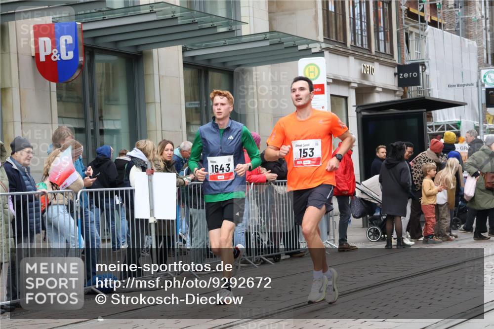 05.10.2025 - 20. swb-Marathon Bremen Strokosch-Dieckow http://msf.ph/oto/9292672 05.10.2025 12:43:08 Ziel 153, 303, 923, 1077, 1289, 1643, 153, 303, 923, 1077, 1289, 1643 meine-sportfotos.de