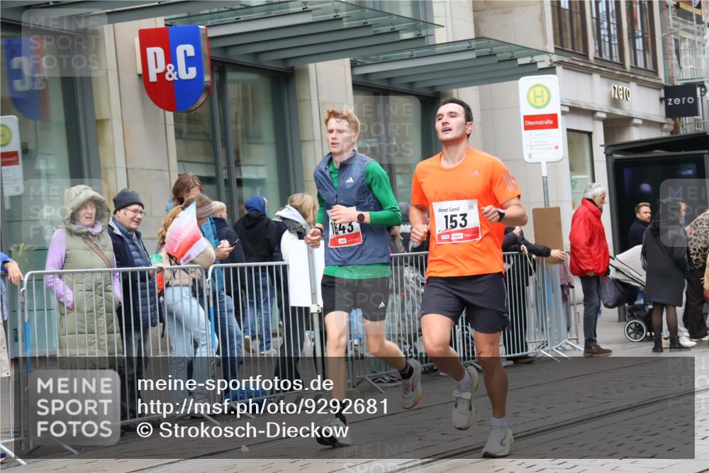 05.10.2025 - 20. swb-Marathon Bremen Strokosch-Dieckow http://msf.ph/oto/9292681 05.10.2025 12:43:09 Ziel 153, 303, 923, 1077, 1289, 1643, 153, 303, 923, 1077, 1289, 1643 meine-sportfotos.de