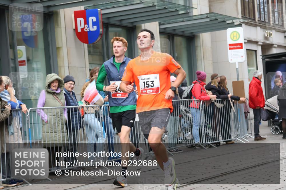 05.10.2025 - 20. swb-Marathon Bremen Strokosch-Dieckow http://msf.ph/oto/9292688 05.10.2025 12:43:09 Ziel 153, 303, 923, 1077, 1289, 1643, 153, 303, 923, 1077, 1289, 1643 meine-sportfotos.de