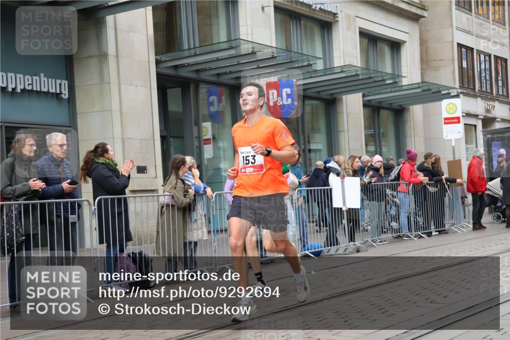 05.10.2025 - 20. swb-Marathon Bremen Strokosch-Dieckow http://msf.ph/oto/9292694 05.10.2025 12:43:09 Ziel 153, 303, 923, 1077, 1289, 1643, 153, 303, 923, 1077, 1289, 1643 meine-sportfotos.de